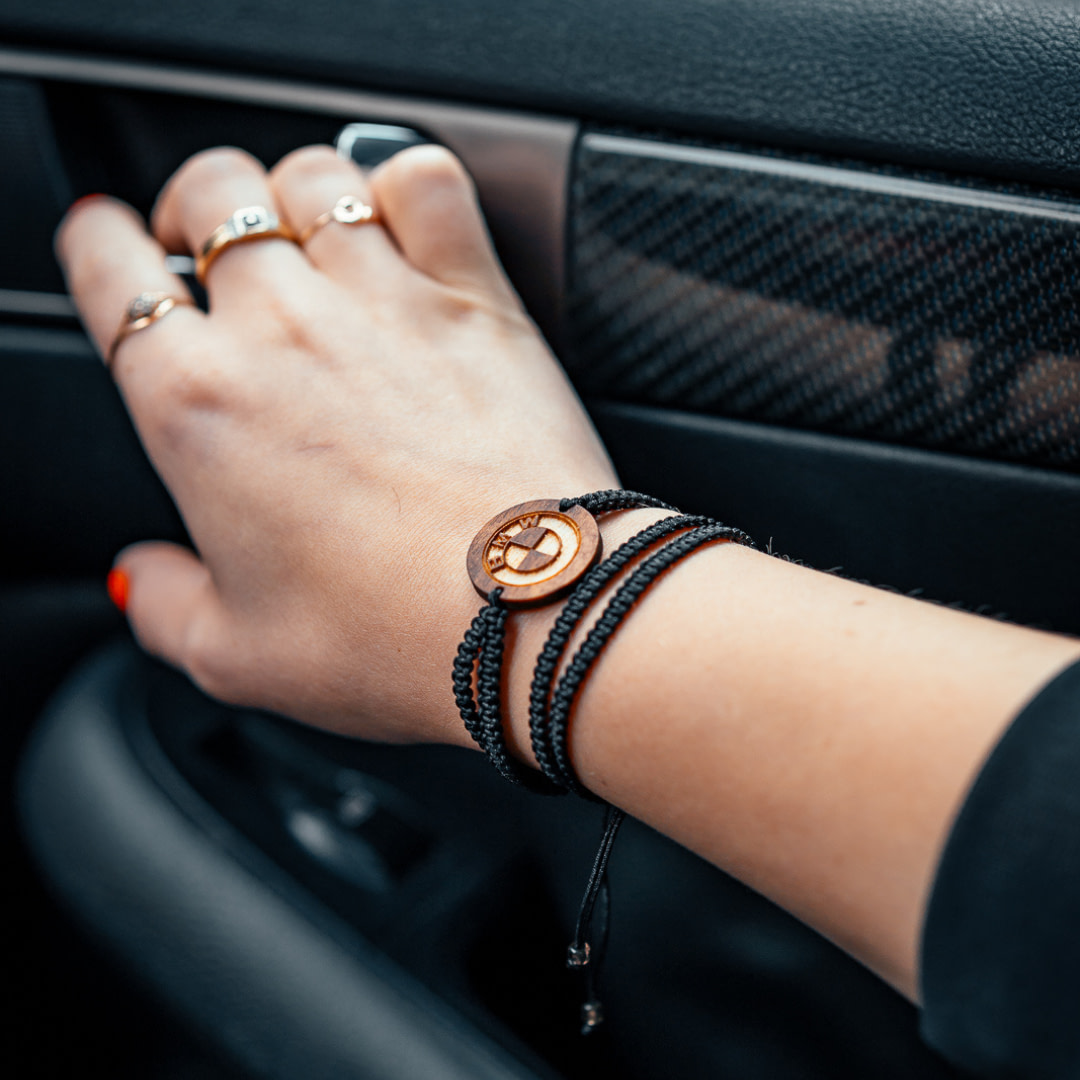 Makramee käeehe "Mehaanik" must